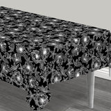 Filligranhagen Hvit – voksduk med strekblomster i hvitt på svart