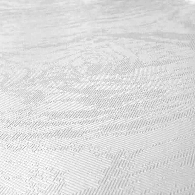 Fiona, ensfarget hvit voksduk med struktur og elegant og diskret mønster