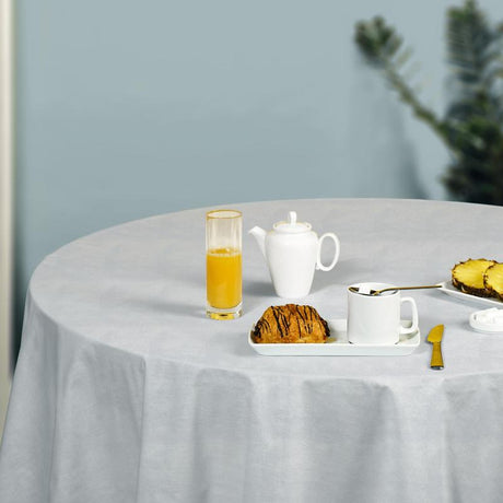 Fiona, ensfarget hvit voksduk med elegant og diskret mønster