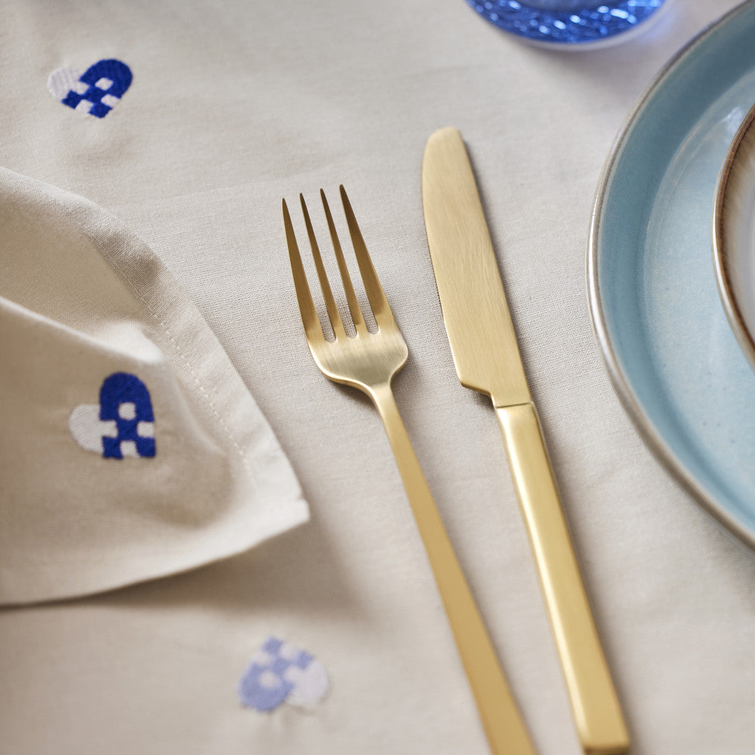 Nærbilde med oppdekking av juleduken 140 × 220