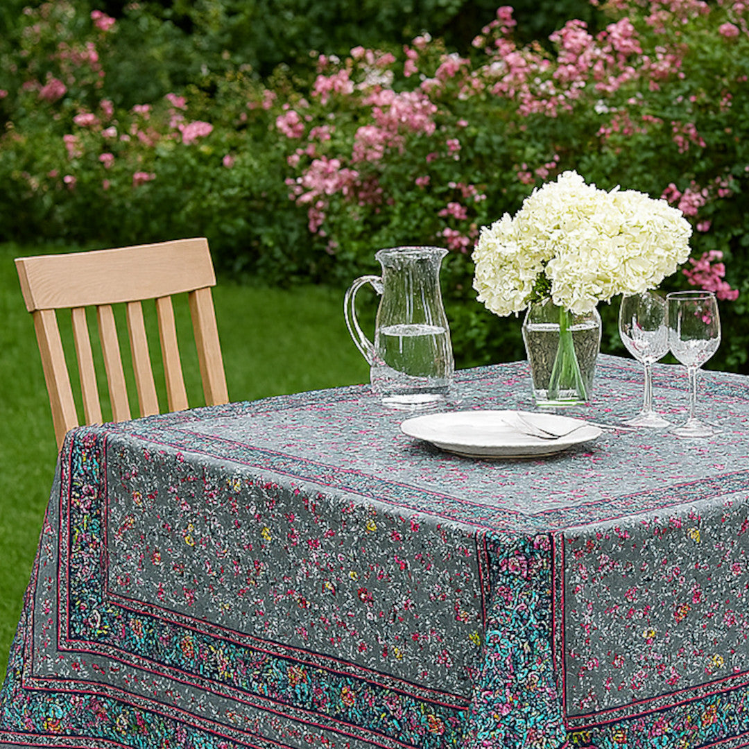 Fleurs Des Champs Antrasitt – Rektangulær provenceduk 160 x 300 cm