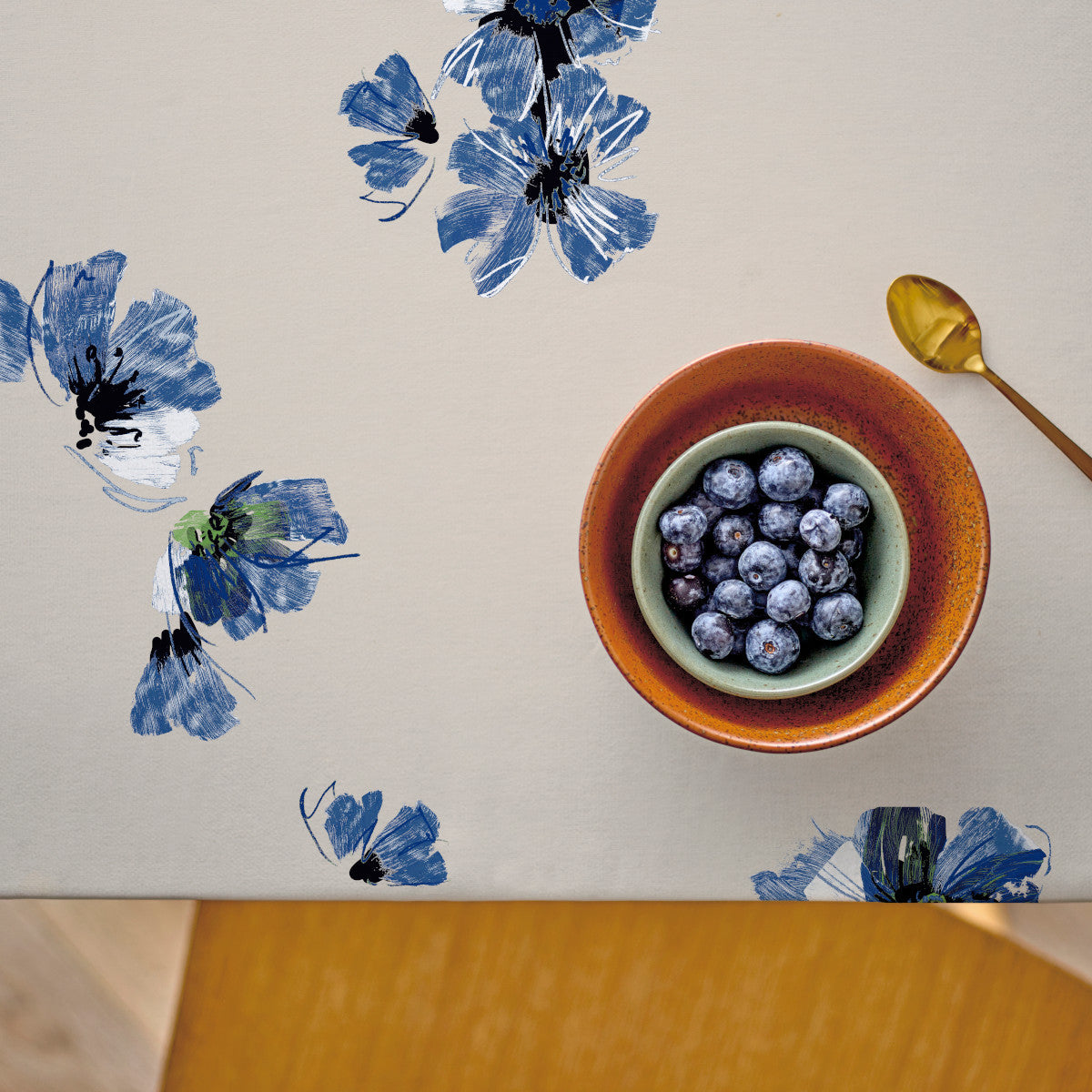 Flora Blue – Södahl akrylduk med maleriske blomster, sett ovenfra