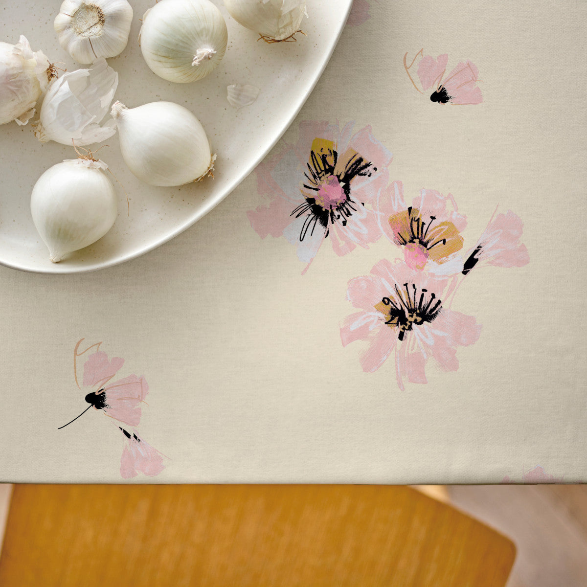 Flora Yellow – Södahl akrylduk med blomstermotiv i sarte farger