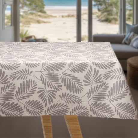 Grå Palmer – Voksduk med palmeblader på sandfarget bunn