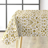 Guldflor voksduk lagt over bord med elegant mønster