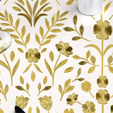 Nærbilde av Guldflor voksduk med pregede gullblomster