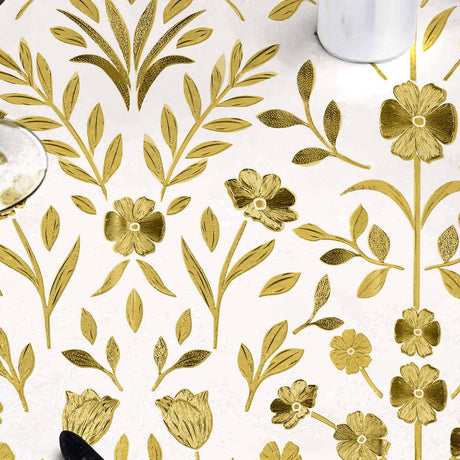 Nærbilde av Guldflor voksduk med pregede gullblomster