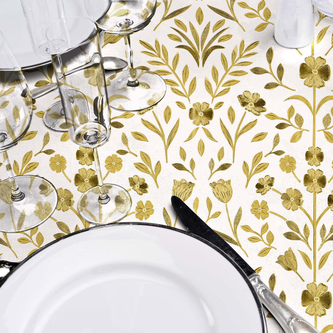 Borddekking med Guldflor voksduk i hvitt og gull