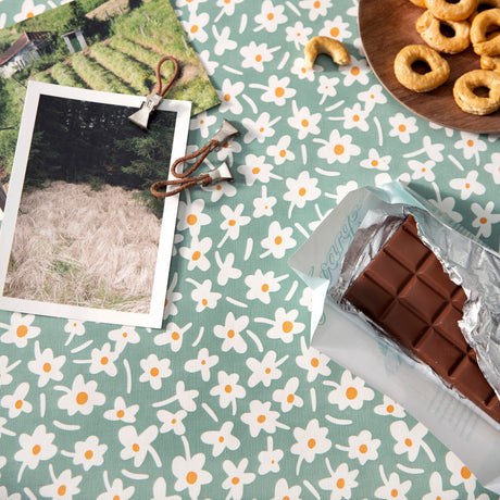 Happy Days Mintwood - 160 cm bred grå voksduk med blomster, detaljer