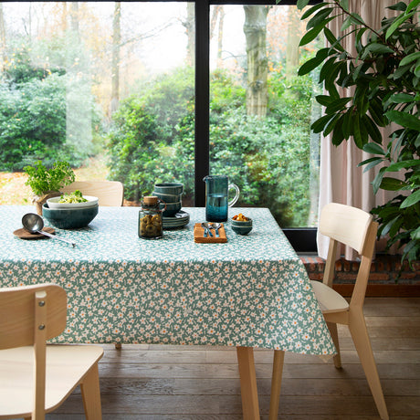 Happy Days Mintwood - 160 cm bred grå voksduk med blomster, miljø