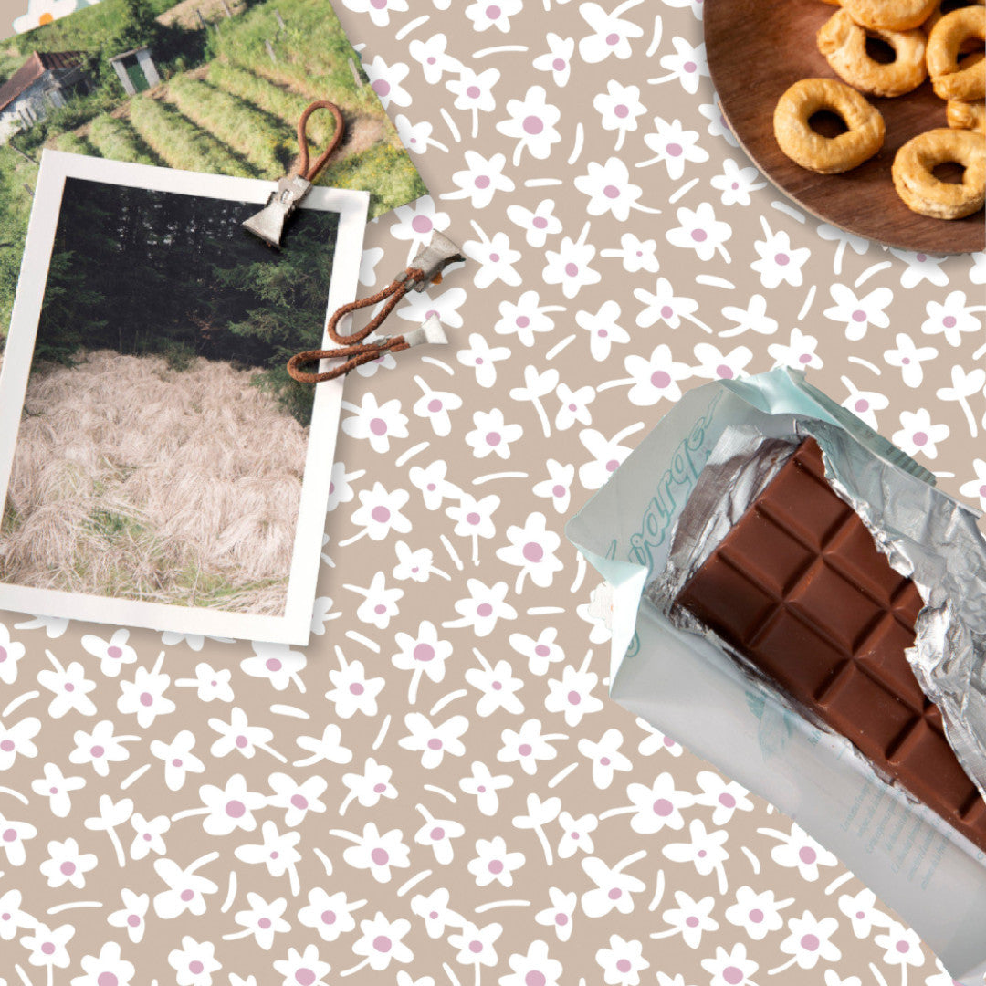 Happy Days Mocha - 160 cm bred grå voksduk med blomster