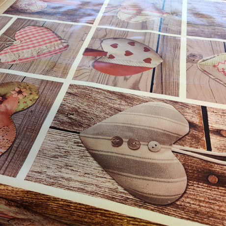 Jul med Hjerter – Julevoksduk med romantiske stoffhjerter