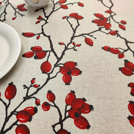 Hybenlund – Akrylduk med nyponmotiv på linlook bunn 150 cm bred, nærbilde