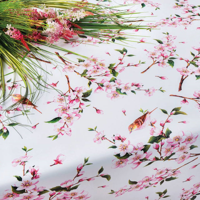 Japansk kirsebær i blomst – hvit voksduk med kirsebærblomster og fugler