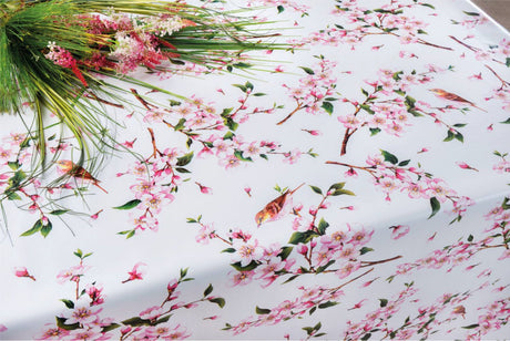 Japansk kirsebær i blomst – hvit voksduk med kirsebærblomster og fugler