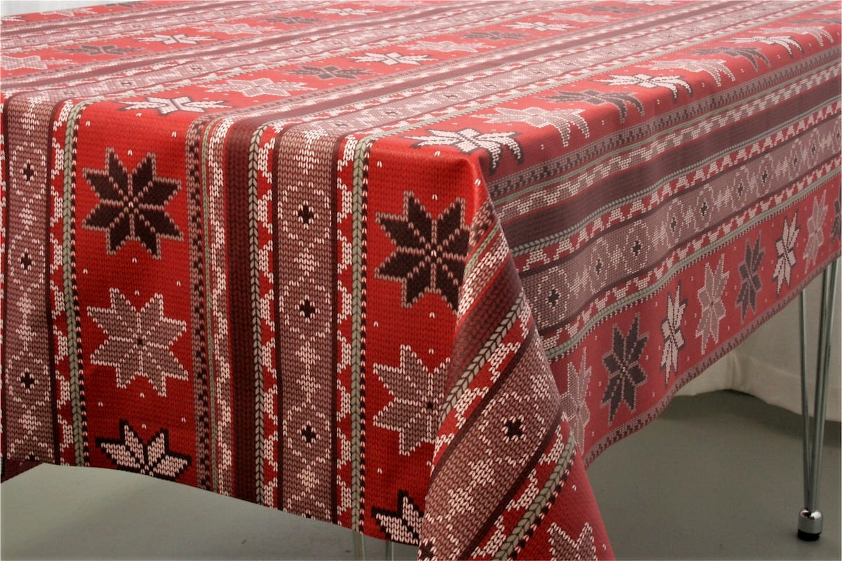 Juleduk Lausanne rød, akrylduk med julemotiv i strikk – 155 cm bred