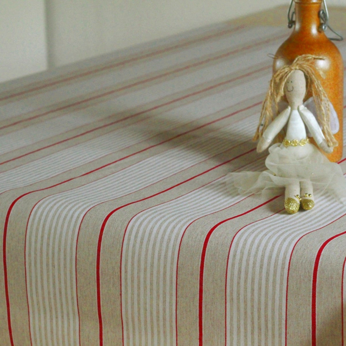 Juleduk Olmer Strib Rød – akrylduk i linlook
