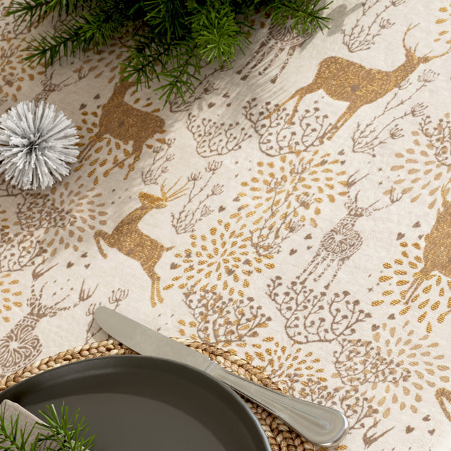 Nærbilde av Juleduk Golden Reindeers med gyldne reinsdyr på lys naturfarget bunn