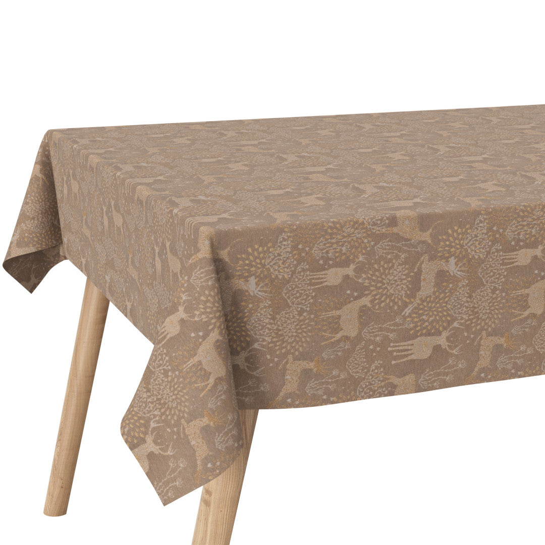 Hjørne av Juleduk Golden Reindeers i sand med gullmønstret reinsdyr