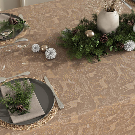 Detalj av Juleduk Golden Reindeers med gyldne reinsdyr på sandfarget bunn