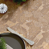 Nærbilde av Juleduk Golden Reindeers med gyldne reinsdyr på sandfarget bunn