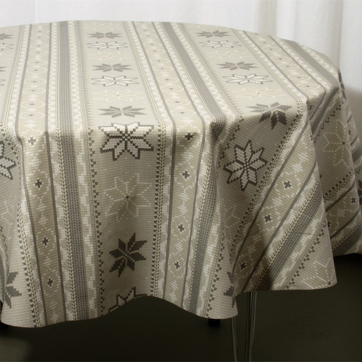 Juleduk Lausanne grå, akrylduk med julemotiv i strikk – 155 cm bred