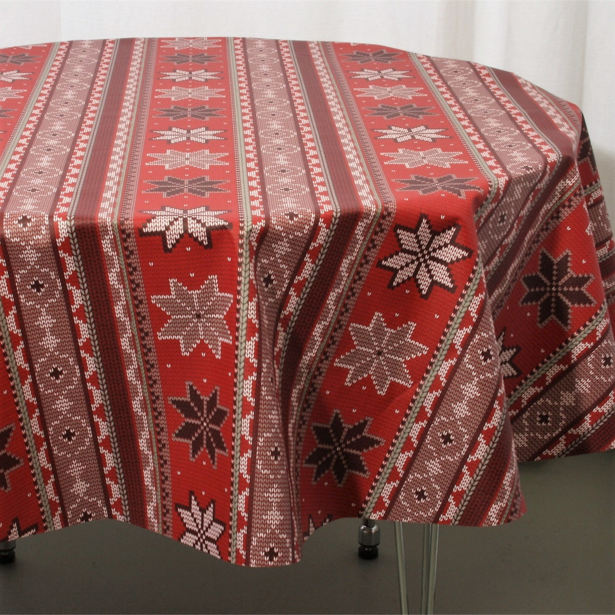Juleduk Lausanne rød, akrylduk med julemotiv i strikk – 155 cm bred