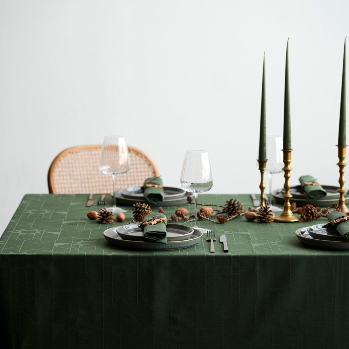 Södahl juleduk Star Damask Forest Green – Akrylduk med lys på bord