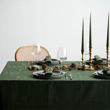 Södahl juleduk Star Damask Forest Green – Akrylduk med lys på bord