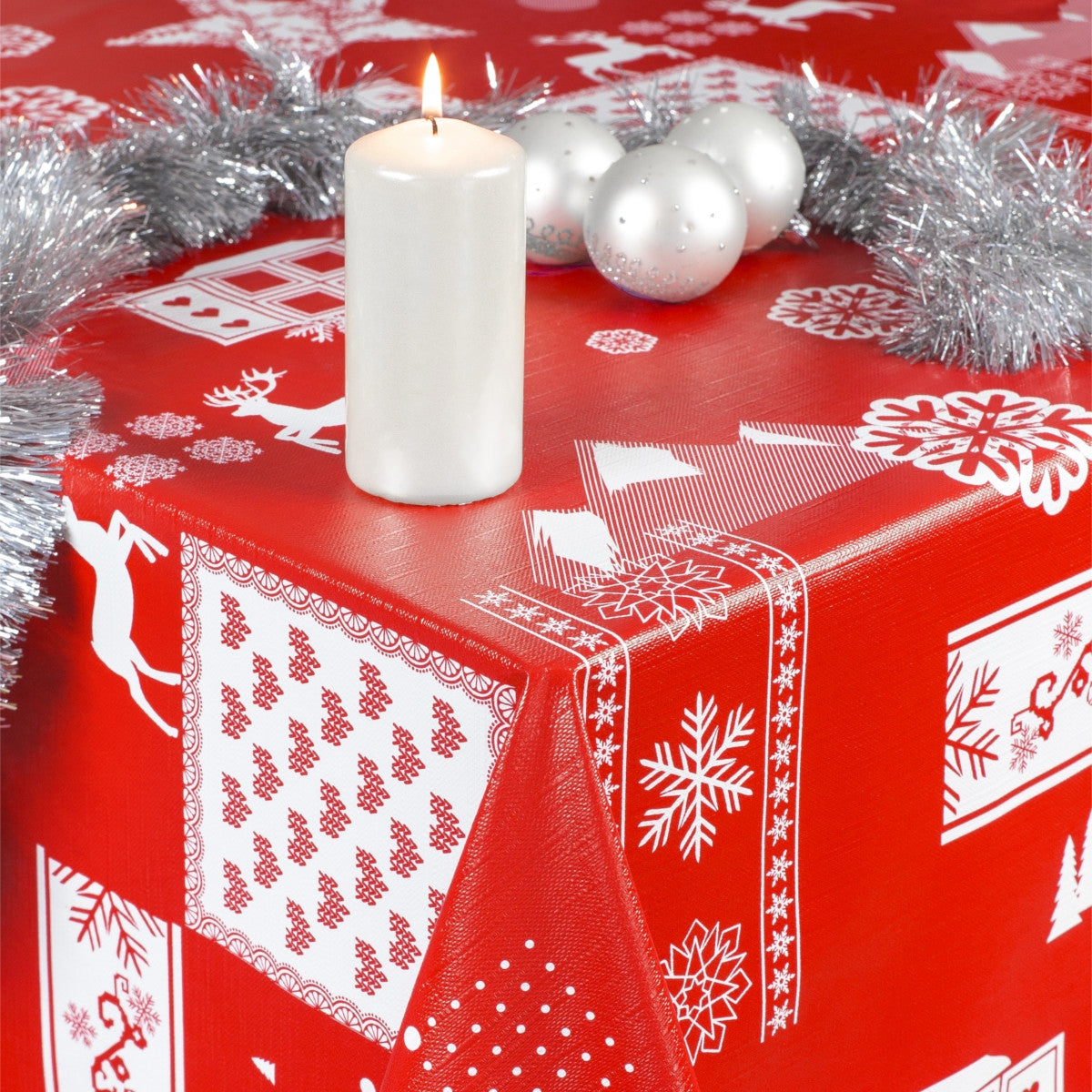 Jul i Tyrol, rød – Rund julevoksduk med strikk – Til bord Ø 60 – Ø 130 cm