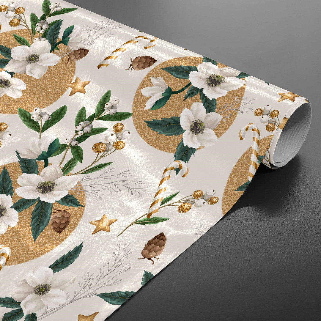 Rullet råhvit julevoksduk med juleroser, snøbær og kongler