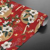 Rullet rød julevoksduk med hvite juleroser i gullmønster