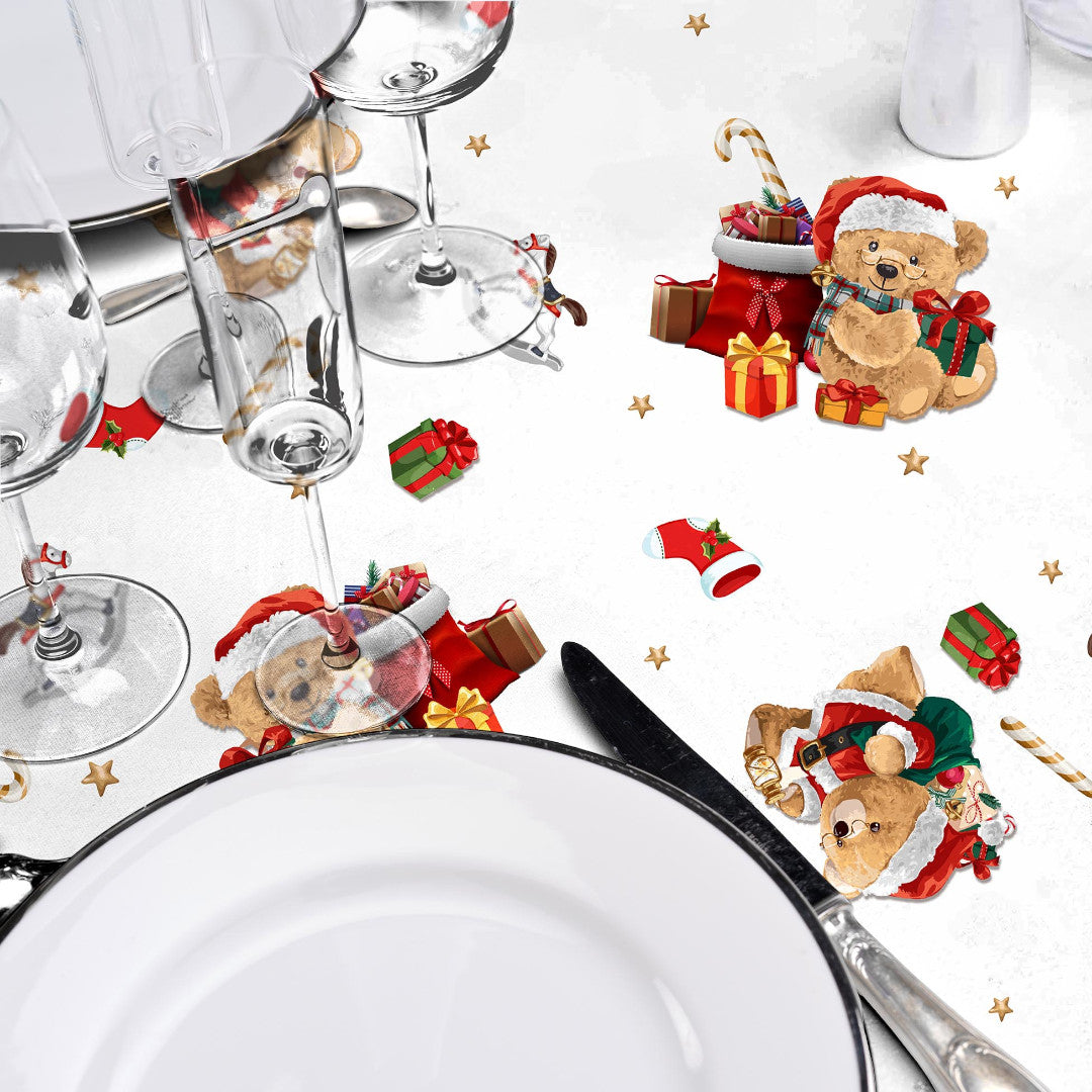 Tett på julevoksduk med bamser og borddekking