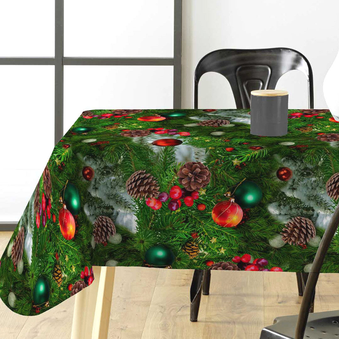 Jul i lange baner – Flott julevoksduk med fargerik julepynt