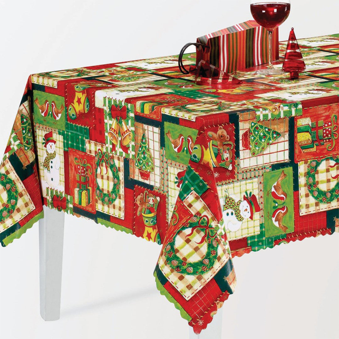 Julevoksduk med patchwork av julepynt i farger på bord