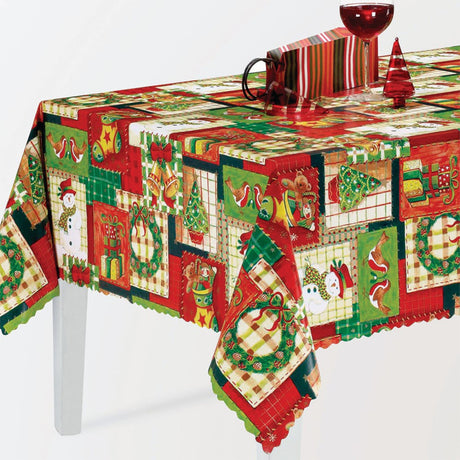 Julevoksduk med patchwork av julepynt i farger på bord