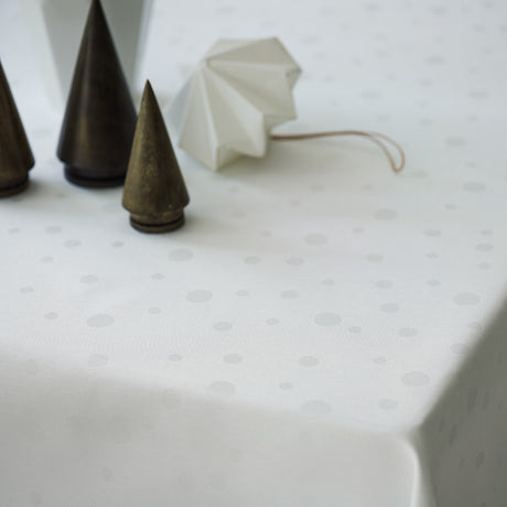 Juna Dot Hvit Damaskduk med Prikker – 140 x 220 cm