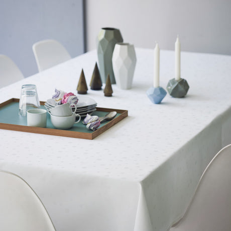 Juna Dot Hvit Damaskduk med Prikker – 140 x 220 cm