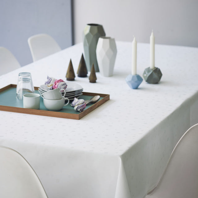 Juna Dot Hvit Damaskduk med Prikker – 140 x 220 cm