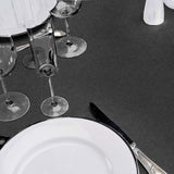 Kessy Charcoal Grey voksduk på bord – skaper et moderne og elegant uttrykk