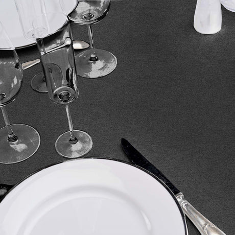 Kessy Charcoal Grey voksduk på bord – skaper et moderne og elegant uttrykk