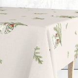 Hjørne av Klarborg Nisserik Julehygge juleduk som viser de fine nissefigurene