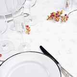 Les Rennes Metallic Hvit 140 x 250 cm, rektangulær juleduk, dekket bord