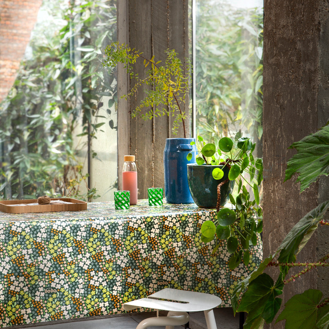 Butterflys Buffet Hunter – Lola voksduk med vakker blomsterprakt, miljøbilde