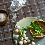 Check Pecan – Lola voksduk med klassisk rutet design, nærbilde