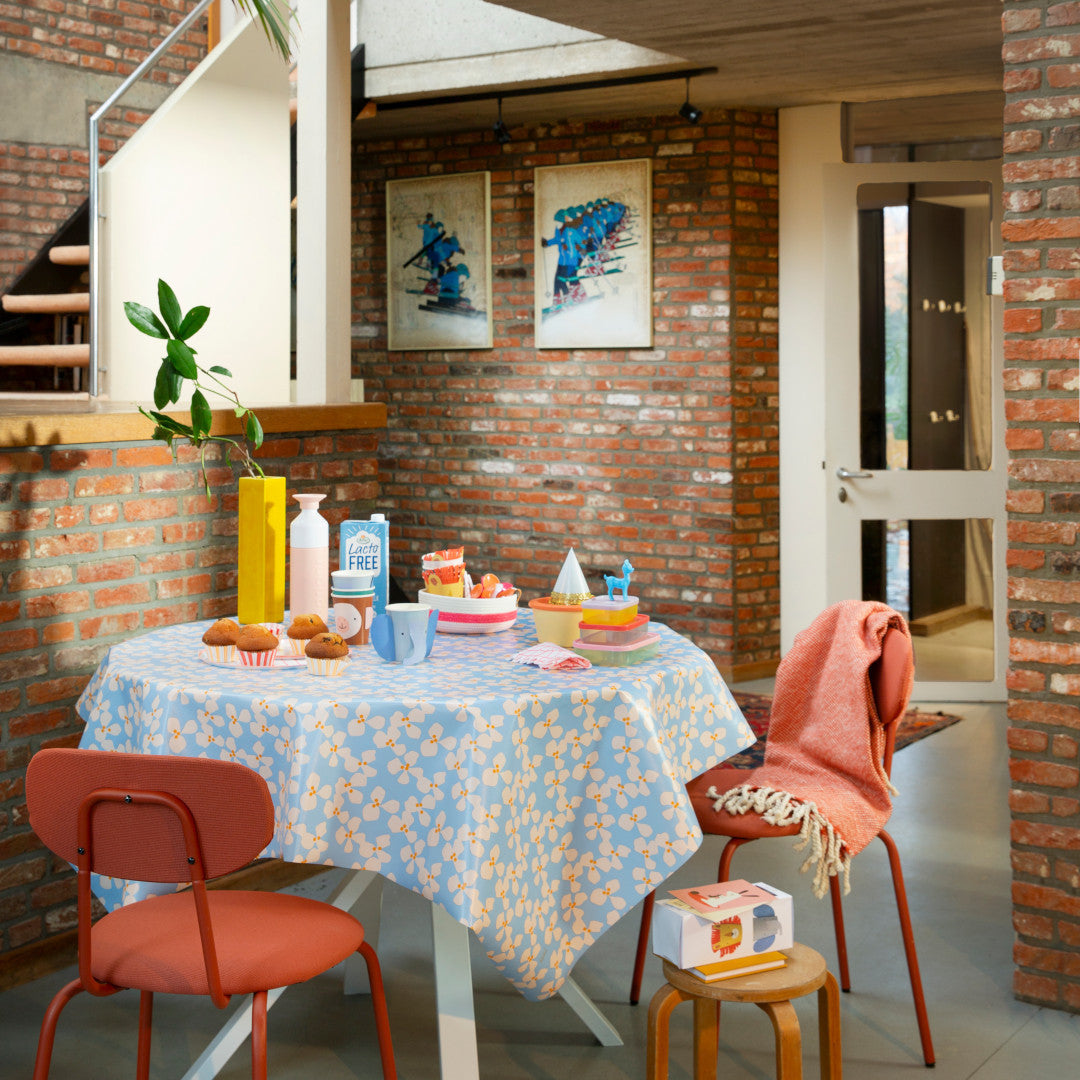 Poppy Baby Blue – voksduk med frisk og leken design fra Lola, miljø