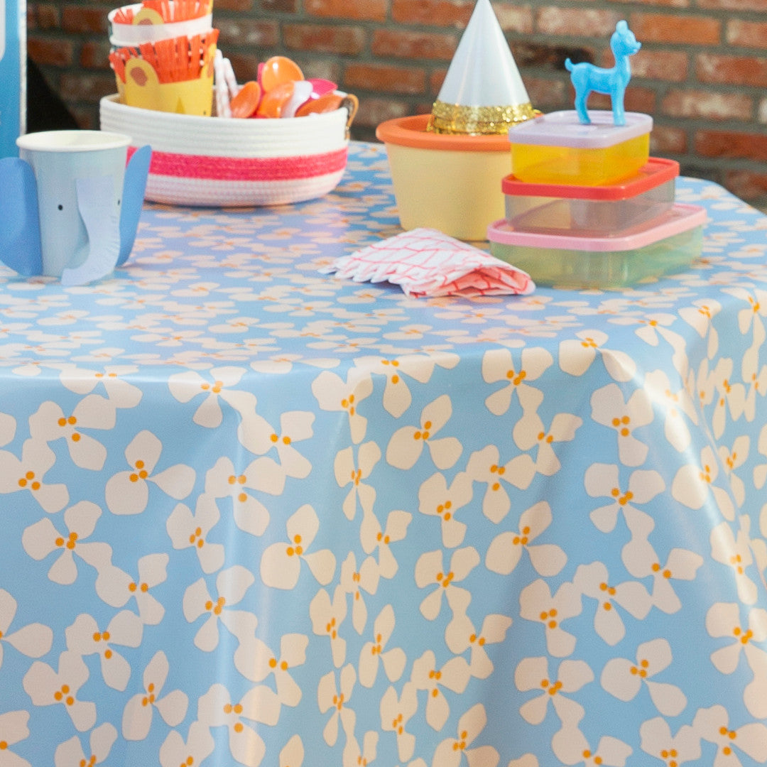 Poppy Baby Blue – rund voksduk med frisk og leken design