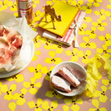 Poppy Rosenwood – Lola voksduk med lekent blomsterdesign