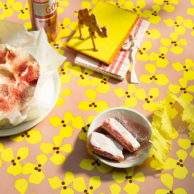 Poppy Rosenwood – Lola voksduk med lekent blomsterdesign