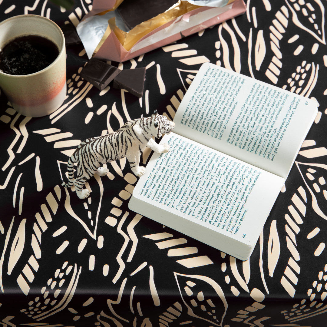 Dakarai Onyx – Lola svart voksduk med etnisk mønster, nærbilde